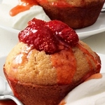 Cupcakes mit Erdbeeren und Schlagsahne