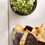 Tortilla-Chips mit Guacamole-Sauce