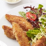 Panierte, frittierte Hähnchenbrust mit Salat