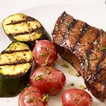 Gegrilltes Rindersteak mit Kartoffeln und Zucchini