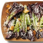 Caesar-Salat mit rotem Römersalat