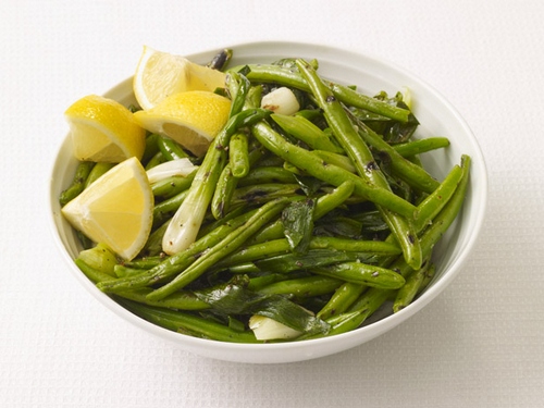 طريقة تحضير الفاصوليا الخضراء المشوية مع البصل