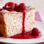 Ingwerkuchen mit Himbeersauce