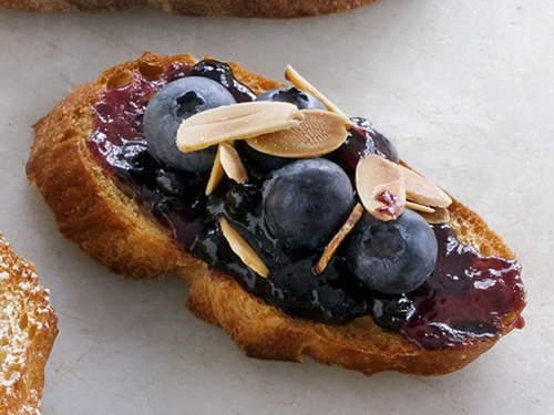 Wie man Blaubeer-Mandel-Bruschetta zubereitet