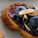 Bruschetta mit Blaubeeren und Mandeln