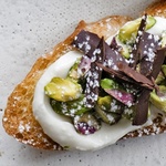 Bruschetta mit Ricotta und Pistazien