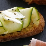 Bruschetta mit Zucchini und Käse