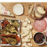Antipasti mit gebackenem Gemüse, Wurst und Käse