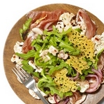 Luftgetrockneter Schinken mit eingelegtem Gemüse und Käsechips