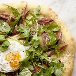 Pizza mit Entenconfit und Spiegeleiern