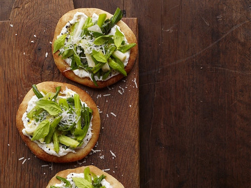 So macht man Frühlings-Mini-Pizzen