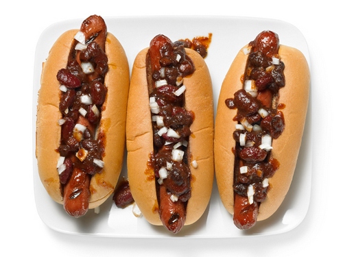 Zubereitung - Gegrillte Hotdogs mit Chili und gebratenen Würstchen