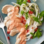 Hähnchenbrust mit roter Aioli-Sauce und Fenchelsalat