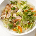 Reisnudeln mit Schweinefleisch und eingelegtem Gemüse