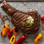 Gegrilltes Cowboy-Steak mit Kräutern und Paprika