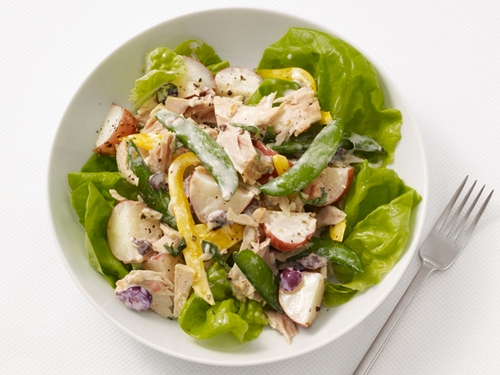 Wie man einen Niçoise-Salat mit Thunfisch zubereitet