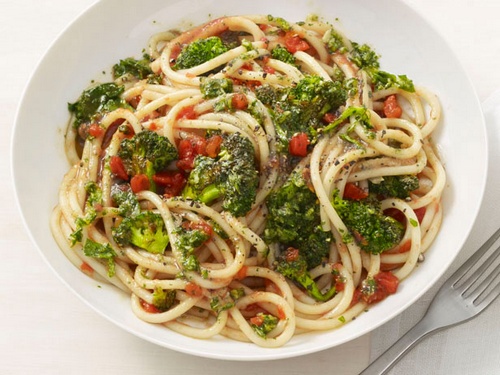 Zubereitung - Pasta mit geröstetem Brokkoli und Tomaten-Mandel-Sauce