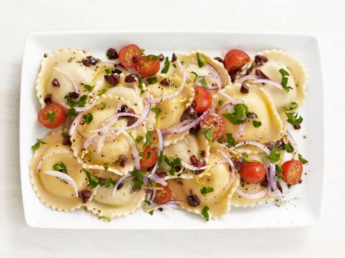 Wie man Ravioli-Salat zubereitet