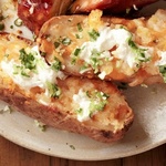 Gebackene Kartoffeln gefüllt mit Käse und Meerrettich
