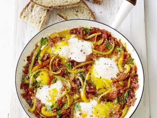 Zubereitung - Spiegeleier in Tomatensoße mit Paprika und Salami