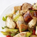 Gebratenes Hähnchen mit Wurst und Paprika