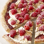 Dessertpizza mit Himbeeren und Mandeln