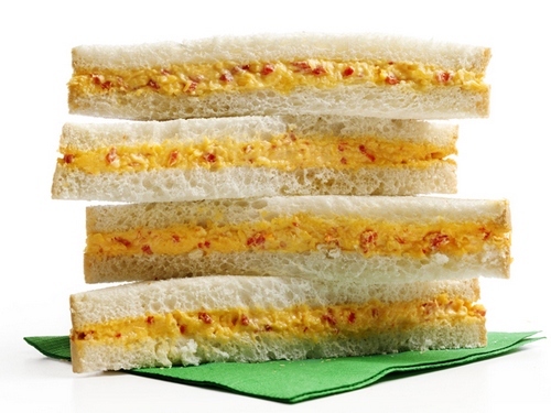 So bereiten Sie Pimento-Käse-Sandwiches zu