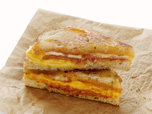 So bereiten Sie warme Drei-Käse-Sandwiches zu