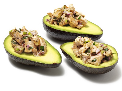 Wie man Hühnersalat in Avocadohälften zubereitet