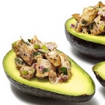 Hühnersalat in Avocadohälften