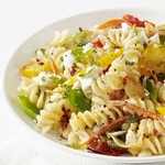 Primavera mit Karotten, grünen Erbsen und Paprika