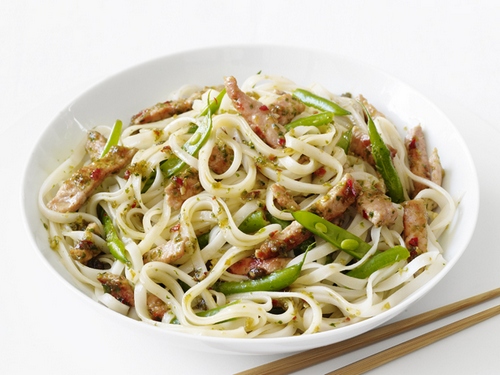 Wie man thailändisches Schweinefleisch mit Reisnudeln zubereitet