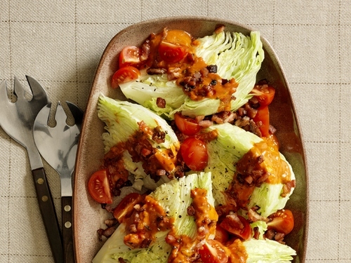 Wie man Eisbergsalat mit Tomaten und Speck zubereitet