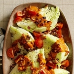 Eisbergsalat mit Tomaten und Speck