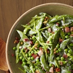 Grüne Erbsen mit cremiger Sauce und Pancetta