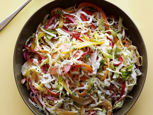 Wie man einen Kohl-Paprika-Salat zubereitet