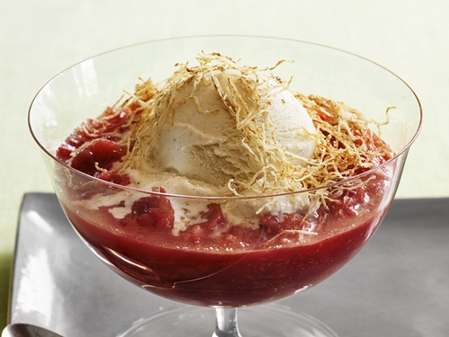 Wie man Rhabarbermarmelade mit Eiscreme zubereitet