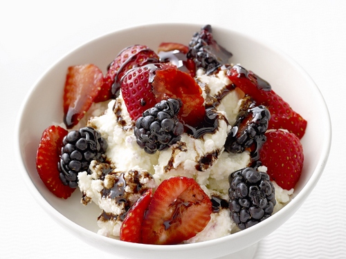 Wie man Ricotta mit Beeren und Balsamico-Sauce zubereitet