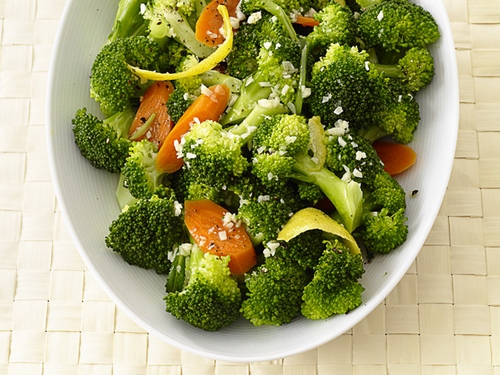 So bereiten Sie Zitronen-Brokkoli-Karotten-Salat zu