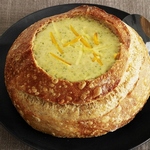 Cremige Brokkoli-Cheddar-Suppe im Brot