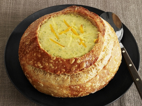 Wie man Brokkoli-Cheddar-Suppe im Brot zubereitet