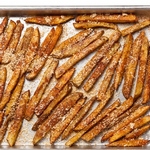 Ofengebackene Pommes frites mit Paprika und Parmesan