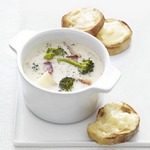 Brokkolisuppe mit gebackenem Cheddar-Käse auf Toast