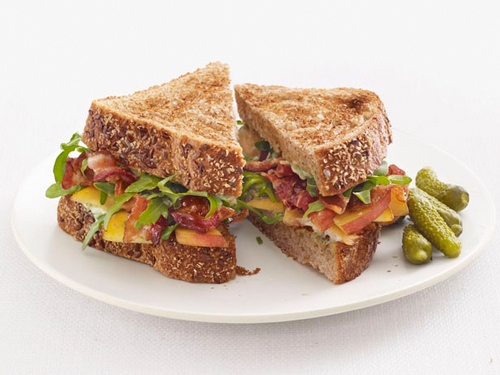 Zubereitung von Sandwiches mit Speck, Pfirsich und Rucola