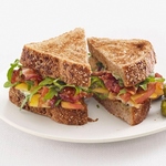 Sandwiches mit Speck, Pfirsich und Rucola