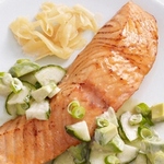 Gebackener Lachs in Sojasauce mit Gurken-Avocado-Salat
