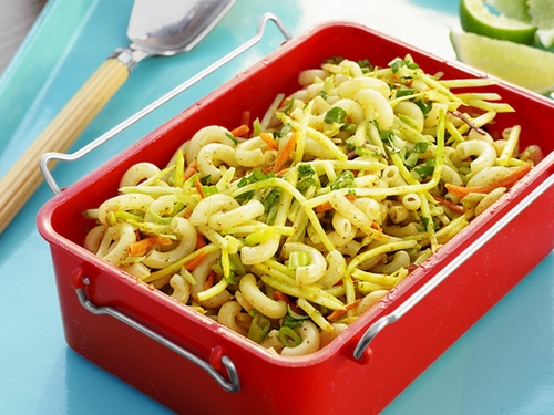 Come preparare - Insalata di pasta con broccoli e salsa chutney