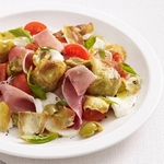 Caprese-Salat mit Prosciutto und frittierten Artischocken