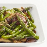 Spargel nach asiatischer Art mit Shiitake-Pilzen