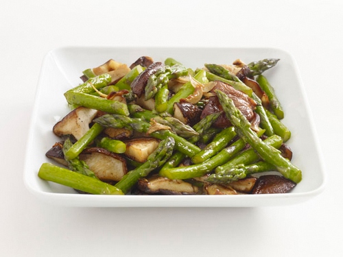 Wie man Spargel nach asiatischer Art mit Shiitake-Pilzen zubereitet